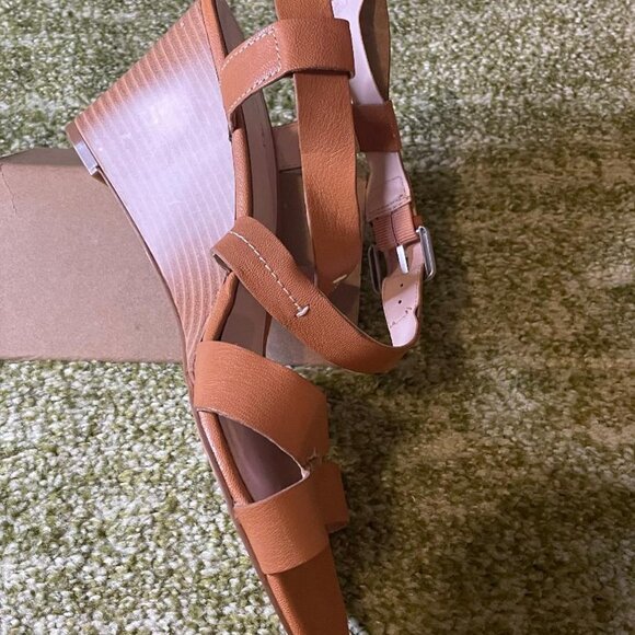 Tahari women’s tan leather sandals . size 10 - Picture 3 of 4